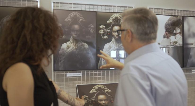 Műkörmöknél és fogászatban használt UV technológiával készült tapintható képekből nyílt egy egészen egyedülálló kiállítás Budapesten