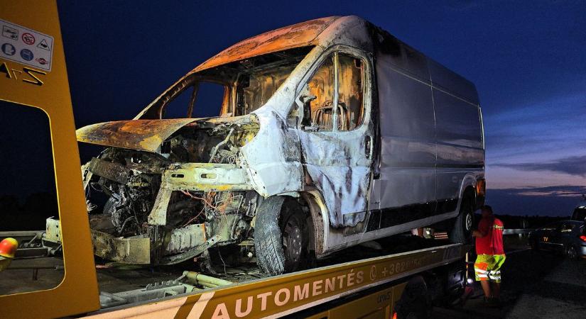 Teljesen kiégett egy kisteherautó az M44-esen - galériával