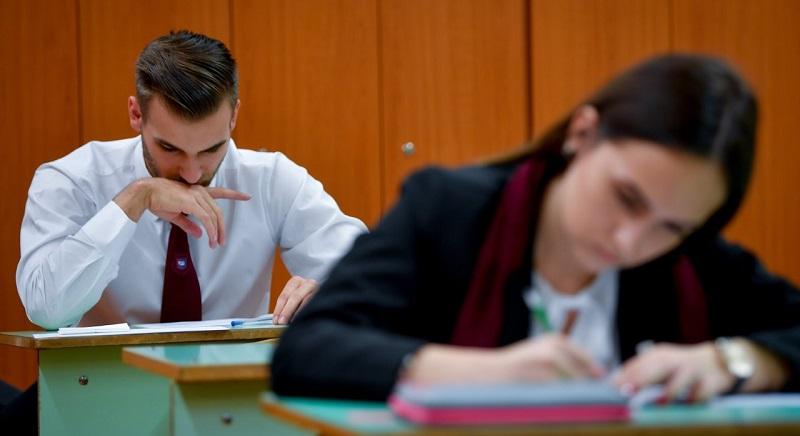 Román érettségi: 34 diák próbált meg csalni, kizárták őket
