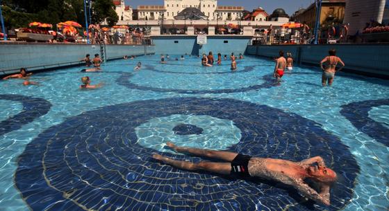 Strandinfláció: több mint 70 ezer forintba kerül, ha egy család 5-6 napot fürdőzne a nyaraláson