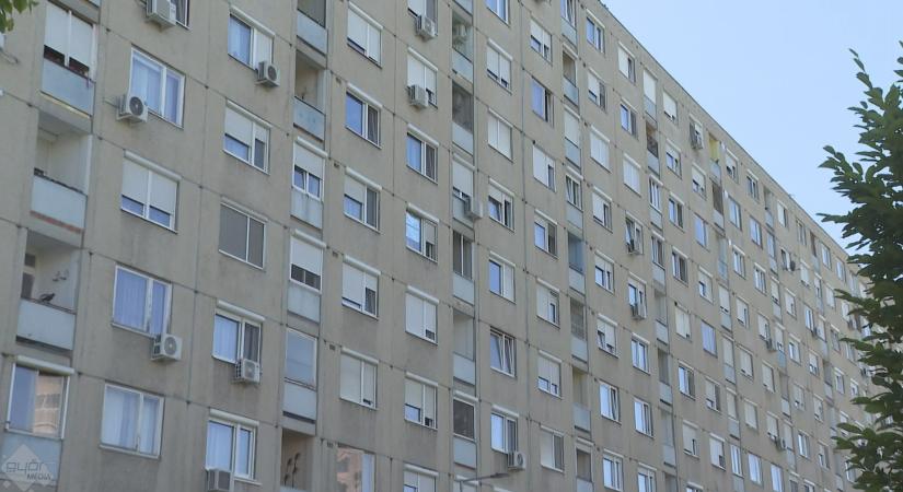 Brutális gyilkosság: dulakodtak, majd kilógatta barátnőjét a tizedik emeletről egy férfi Győrben