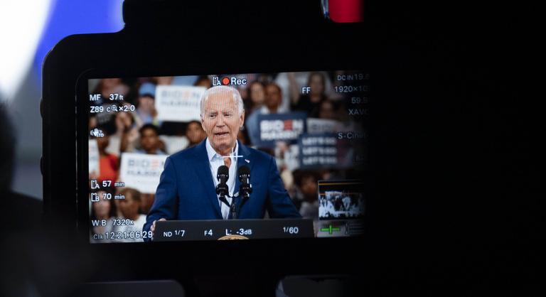 Joe Biden szerepelt le a vitán, mégis a tanácsadói feje hullhat a porba