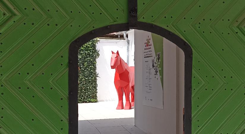 4,4 millió forintért egy piros ló szobor a Lenkey-házba? Jó, jöhet!