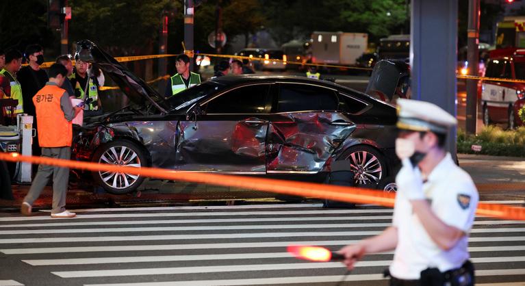 Legalább kilencen meghaltak, miután egy autó a járdára hajtott Szöulban