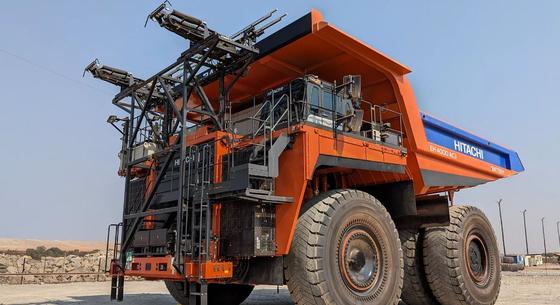 Troliként tölti magát a világ egyik legnagyobb bányászati elektromos teherautója
