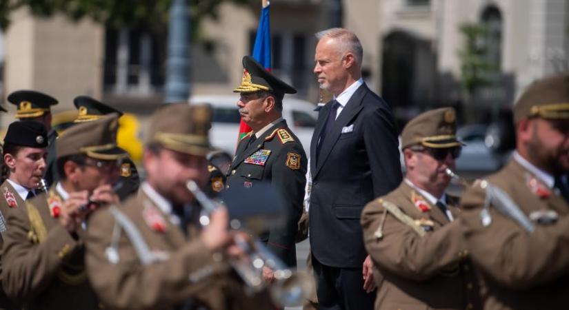 Már mindenről a miniszter dönthet a honvédségnél, fék és ellensúly nélkülivé vált a hatalma a hadsereg felett