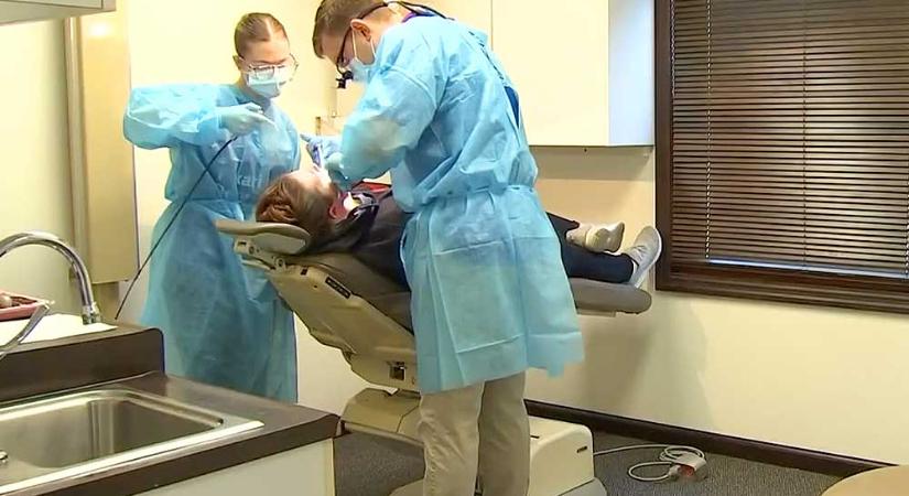 Foghúzás közben törte el a nő állkapcsát a fogorvos, az okozott sérülésről pedig nem is tájékoztatta a beteget