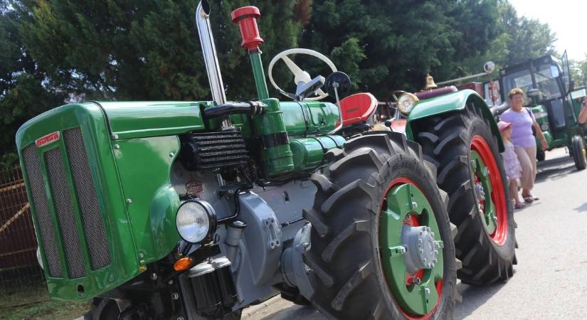 Veterán traktorok újfehértói randevúja