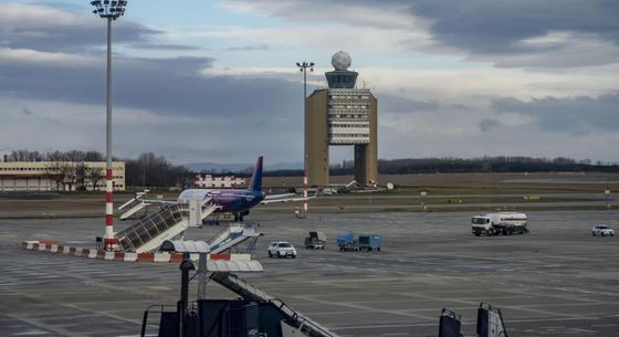 Tűzoltók várták az Air France Budapestre érkező párizsi járatát