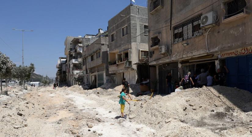Ezrek menekülnek otthonukból, a Gázai övezet déli részét bombázták az izraeli erők – frissül