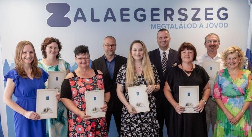 Elismeréseket adtak át a zalaegerszegi polgármesteri hivatalban