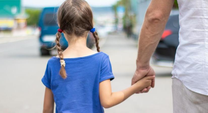 Hatéves korától kezdve két éven át erőszakolta nevelt kislányát egy pedofil, 13 évet kapott