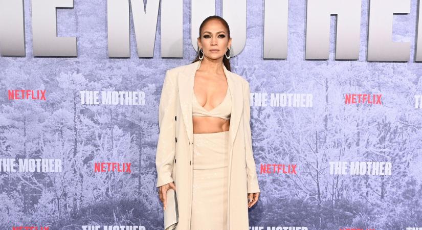 Jennifer Lopez bevállalós bőrszerkóban, Victoria Beckham pedig egy átlátszó ruhában pózolt