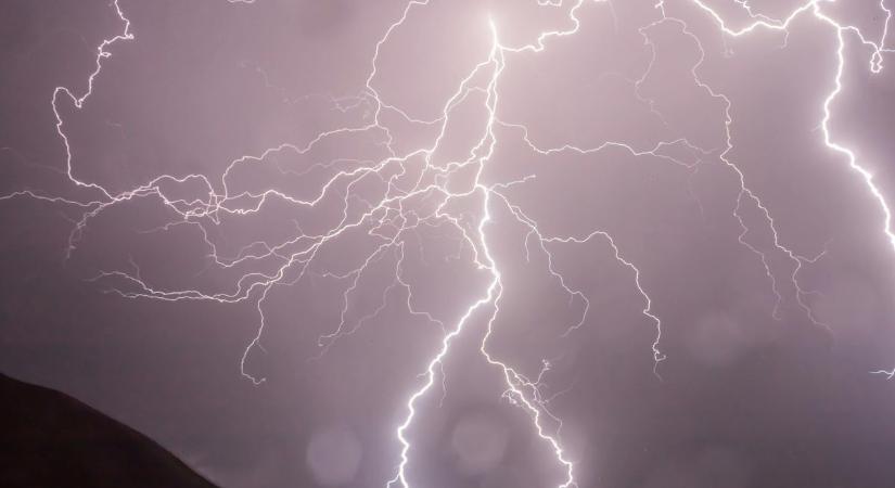 Lecsapott a pusztító vihar Máramarosra: villámcsapás végzett egy férfival