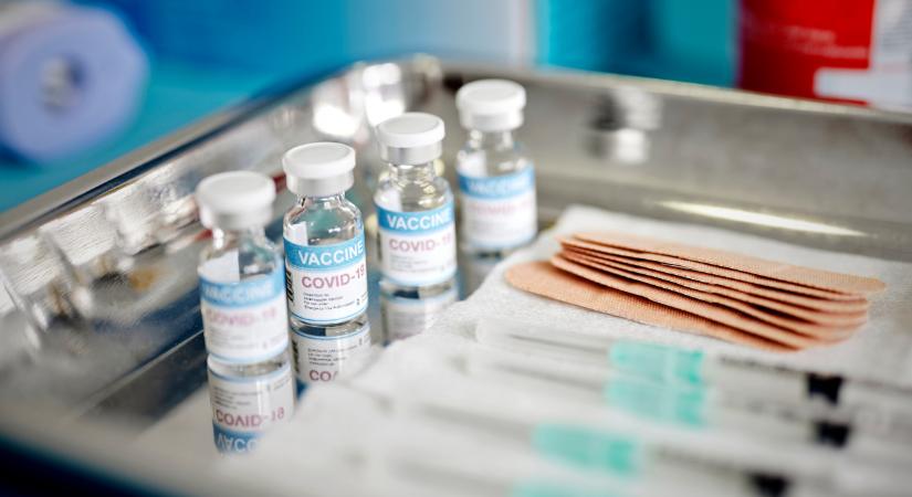 Megvádolták a Pfizer-vezért: tényleg gyógyszerkísérletre használták a világjárványt?
