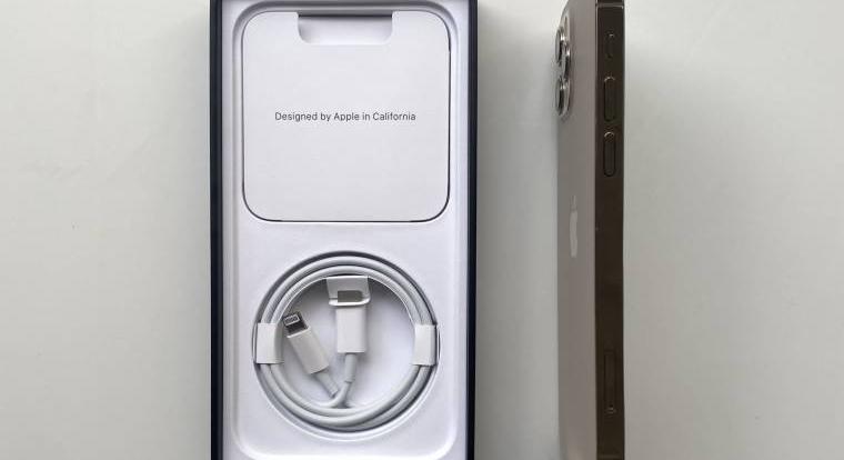 Az Apple már a töltőkábelt is kivenné az iPhone-ok dobozaiból