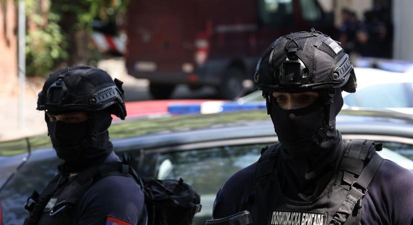 Újabb fegyverest fogtak Belgrádban, marad a terrorkészültség