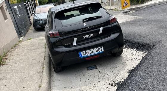 Elkezdték körbeaszfaltozni az egyik közösségi autót Budapesten – fotó