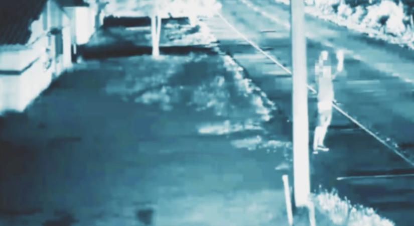 Videó: Cigit sodortatott áldozatával a rabló, majd ájultra verte