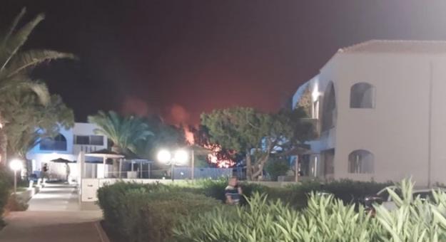 Több száz turistát evakuáltak egy görög szigeten tüzek miatt