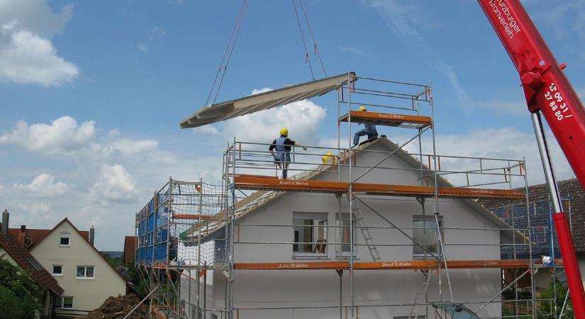 Akár húsz százalékkal is olcsóbb lehet az új építésű ingatlan, ha így jut hozzá – Ezt javasolja az ÉVOSZ vezetője