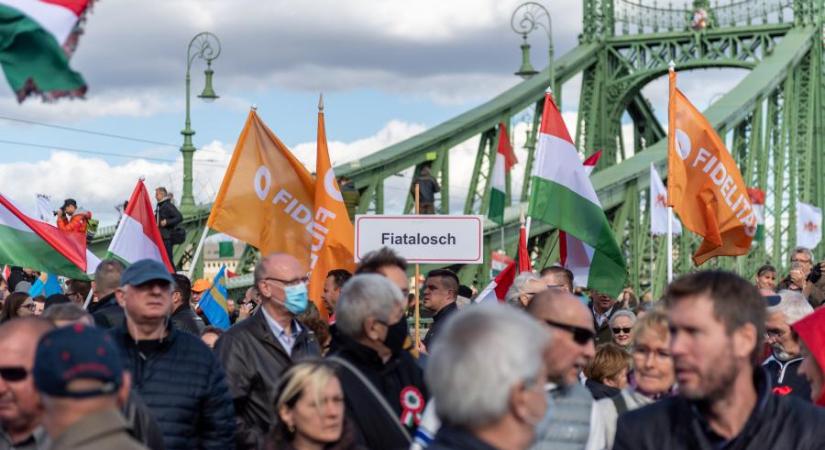 Tök jó dolog lenne, ha a Fidesz kicsikét lazább volna, mert már az idősek pártja – Fidelitas-tagok kritizálják Orbán Viktor pártját