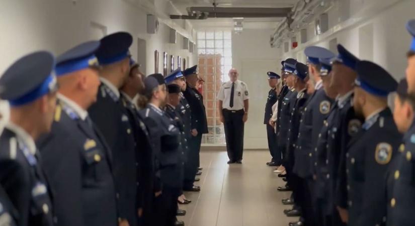 Érzelmes videó: díszsorfallal búcsúztak az évtizedek után nyugdíjba vonuló hajdú-bihari rendőrtől