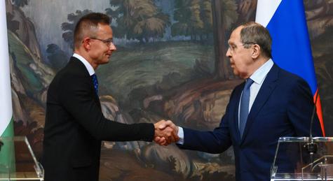 Amíg Orbán Zelenszkijjel beszélt Kijevben, Szijjártó rácsörgött Szergej Lavrovra