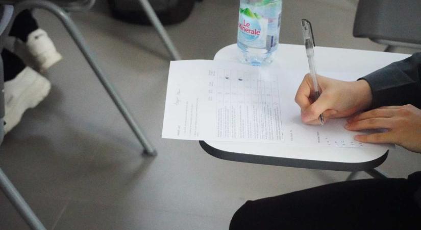 Román érettségi: Nem lehet utólag megjelölni, hogy a diák magyar tagozaton tanult