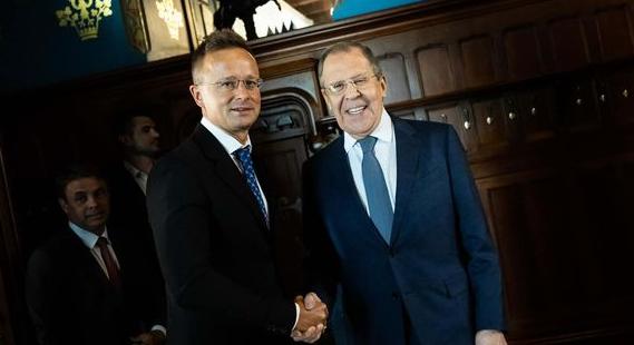 Míg Orbán Zelenszkijhez látogatott, Szijjártó felhívta Lavrovot