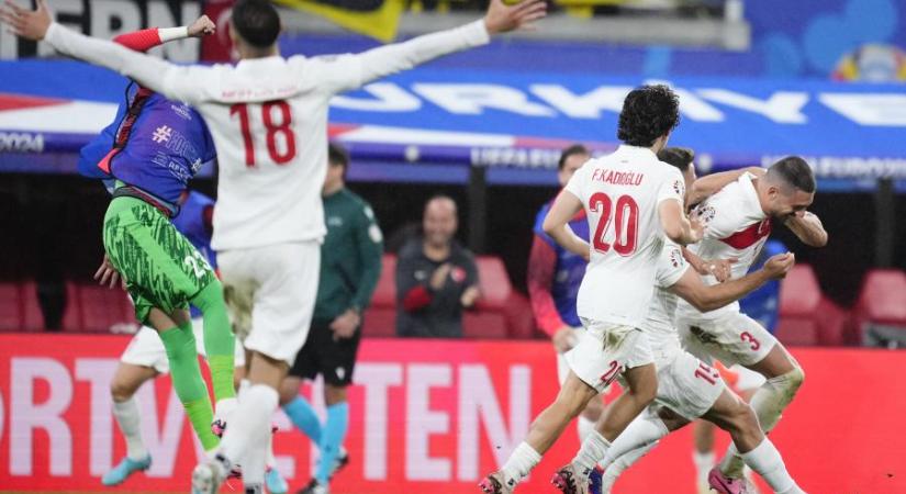 Törökország drámai meccsen győzte le Ausztriát, a hollandok várják a negyeddöntőben