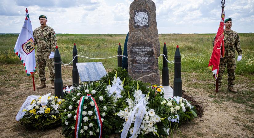 A hősi halált halt tűzszerészek tiszteletére avattak emlékművet a Hortobágyon
