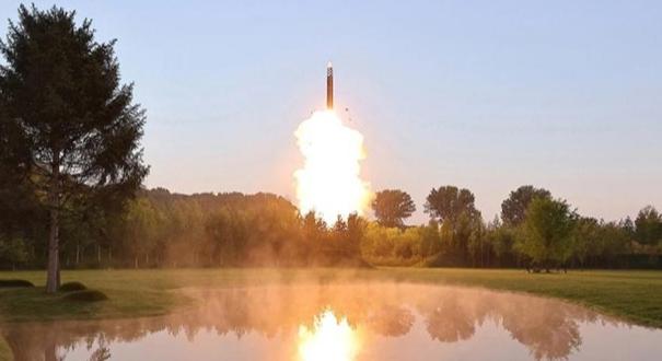 Észak-Korea 4,5 tonnás ballisztikus rakétát tesztelt