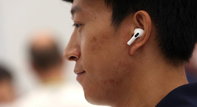 Fülhallgatóiba is kamerát szerelne az Apple
