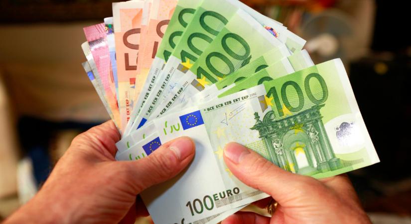 Új nap, új esély a forintnak: 395 előtt megállhat az euró