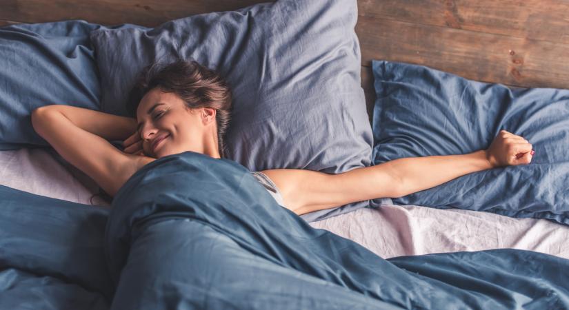 Hátfájástól szenved éjjelente? Ebben a pózban érdemes aludnia