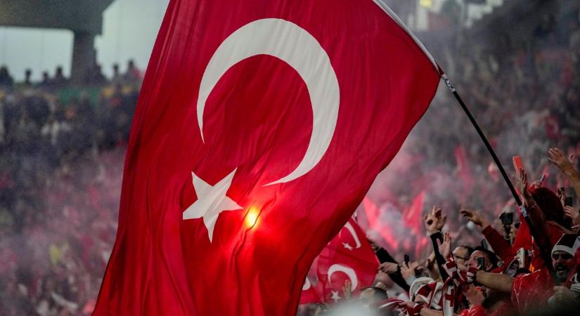 Vajon büntet-e az UEFA? Botrányos szurkolói viselkedés a török–osztrák meccsen