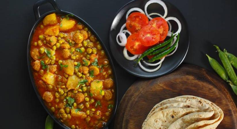 Fűszeres krumplis-borsós curry tejmentesen: az aloo matarban megáll a kanál
