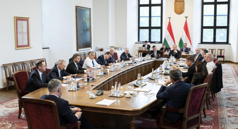 Orbán Viktor átírta a miniszterek hatáskörét