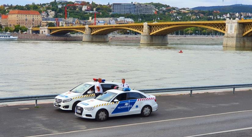 Rendőrök mentették ki a Dunában hűsölő férfit, majd kórházba vittek: most szabálysértési eljár indult ellene