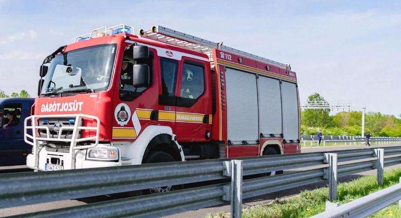 Utoléréses baleset, szalagkorlátnak és fának ütköző autó adott munkát a tűzoltóknak – fotókkal