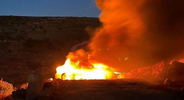 Izraeli telepesek Molotov-koktélokkal dobálták az őket elköltöztető biztonságiak járműveit