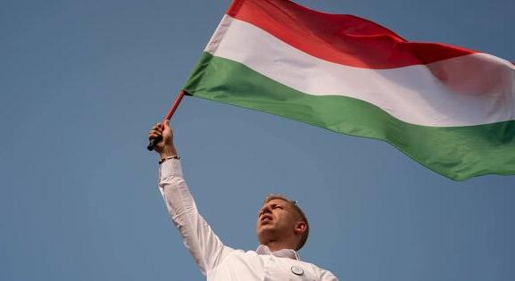 Magyar Péter havi százezer forintot ad a saját pártjának