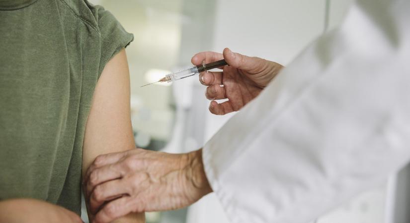 Sokkoló tanulmány a világ legnagyobb, svájci tudományos folyóiratában: a COVID-vakcina semmitől nem véd, csökkenti a várható élettartamot, és bőrelváltozásokat okoz