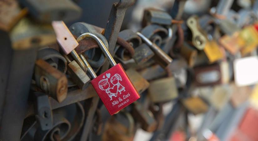 A szerelmesek zarándokhelyévé vált a debreceni Kulcsos kapu – fotókkal