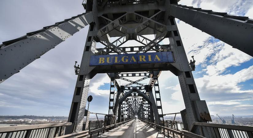 Egyetlen sávra zsúfolódik a giurgiui Duna híd forgalma