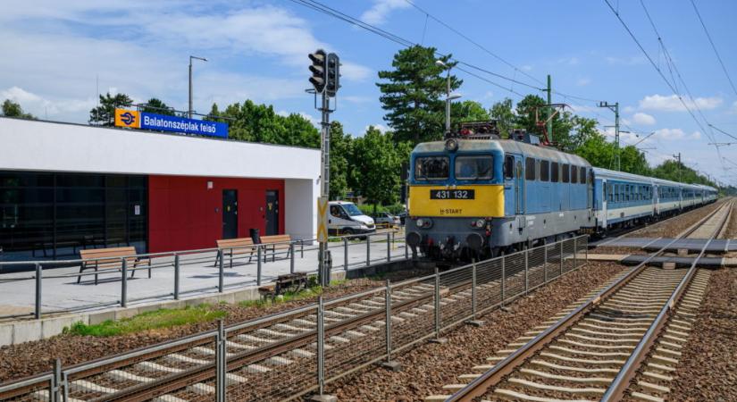 Átadták az újjáépített balatonszéplaki és balatonfenyvesi vasútállomást
