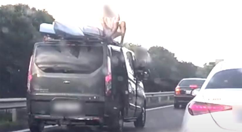 Menet közben, az M3-as autópályán igazgatta valaki a kajakokat egy kisbusz tetején