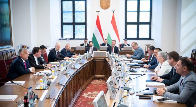 Az Európai Tanács főtitkára is részt vett a soros magyar elnökség első kormányülésén