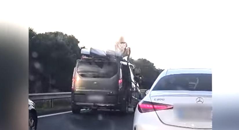 Rémisztő jelenetek az M3-ason: menet közben mászott fel az autó tetejére egy férfi – videó